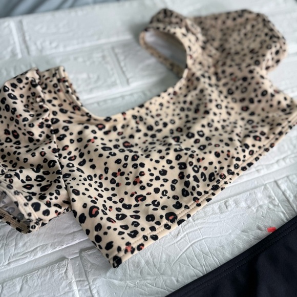 Leopard Print Puff Sleeve Swimsuit Crop Top and Black Bikini Bottom M (8) - Picture 3 of 11